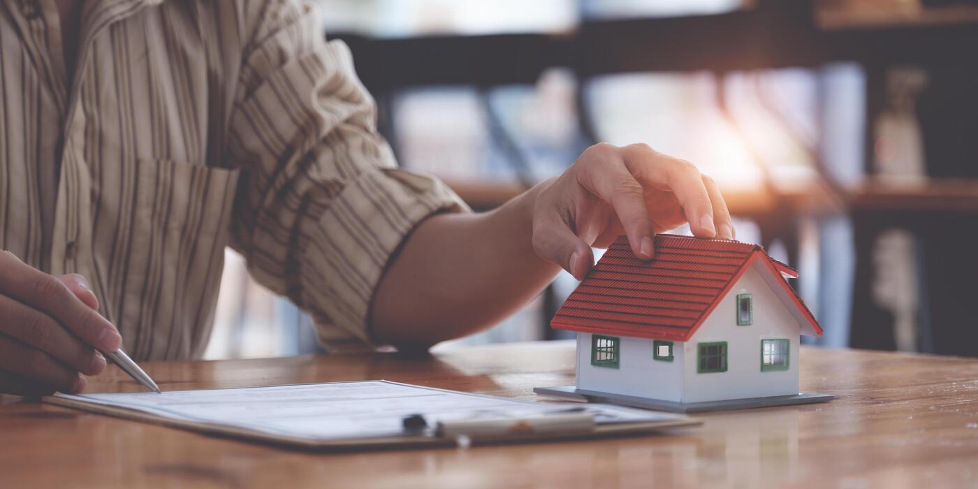 real-estate-broker-agent-with-house-model-and-contract-before-meeting-client-property-concept-photo house buying approach